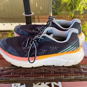 AVIA Women's Size 6 lightweight Hightail Athletic Shoes.
